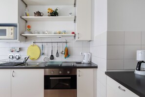 Réfrigérateur, micro-ondes, four, plaque de cuisson