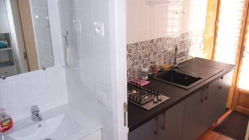 Douche, serviettes fournies, papier toilette