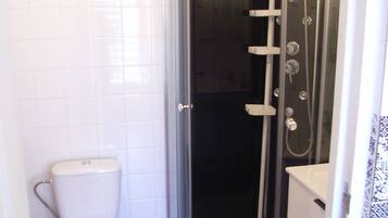 Douche, serviettes fournies, papier toilette