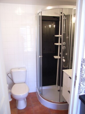 Douche, serviettes fournies, papier toilette