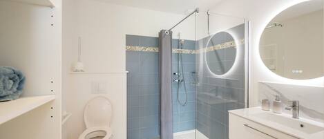 Ducha, secador de pelo, toallas y papel higiénico