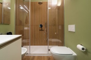 Secadora de cabello, toallas, jabón, shampoo