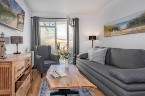 Fernseher, Bücher, Stereoanlage