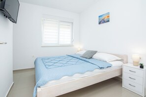 Apartamento conforto, vista para o pátio | Ferros/tábuas de passar roupa, Wi-Fi de cortesia