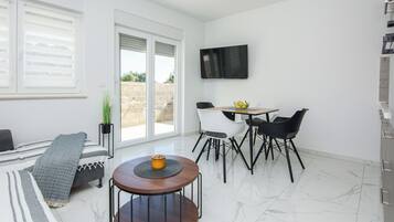 Classic Apartment, Courtyard View | In-room dining