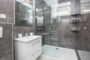 Classic Apartment, Courtyard View | Bathroom | Hair dryer, towels - Apartments Grabovickic (Vir)
