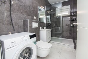 Classic Apartment, Courtyard View | Bathroom