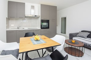 Apartamento clássico, vista para o pátio | Cozinha privada | Geladeira grande, micro-ondas, fogão, cooktop