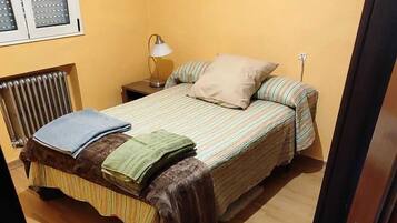 3 habitaciones, tabla de planchar con plancha y cuna de viaje