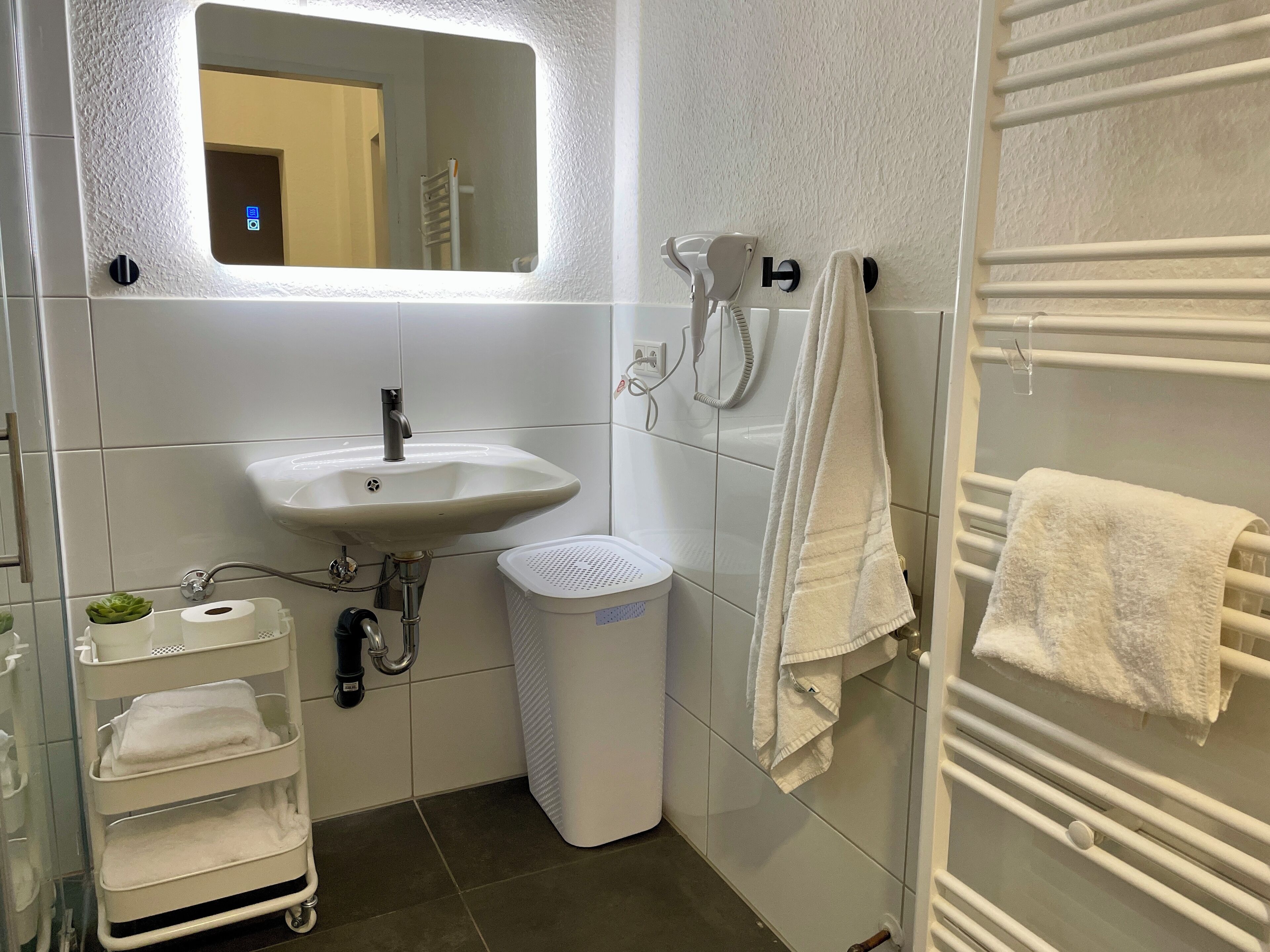 Een haardroger, handdoeken