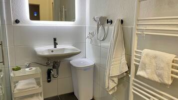 Secador de pelo, toallas