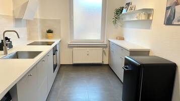 Kjøleskap, mikrobølgeovn, ovn og kokeplater