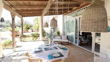 Villa, 2 camere da letto, fumatori, vista giardino | Ristorazione all'aperto