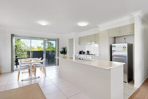 Fridge, microwave, oven, stovetop - Cute & Cosy with Great Location (Moreton Bay City)