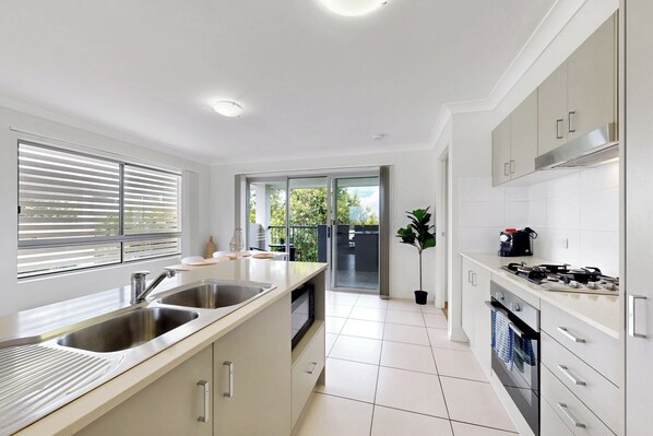 Fridge, microwave, oven, stovetop - Cute & Cosy with Great Location (Moreton Bay City)