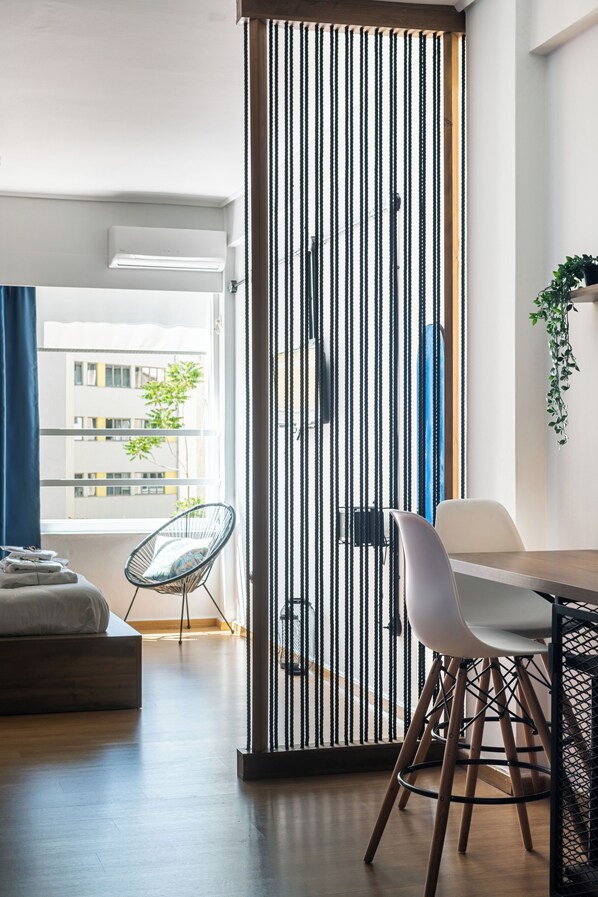 1 habitación, tabla de planchar con plancha, cuna de viaje y wifi 