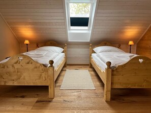 4 soverom, skrivebord, strykejern/-brett og reiseseng for barn