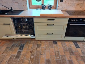 Fridge, oven, stovetop, dishwasher