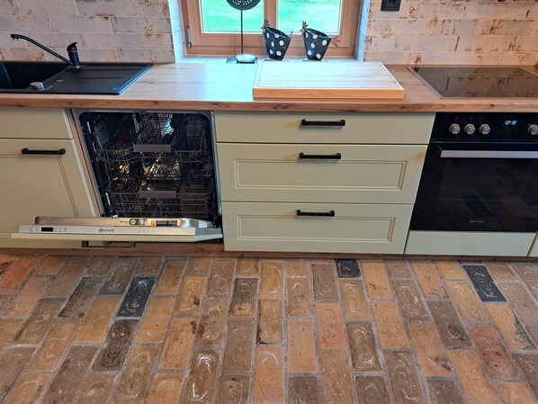 Fridge, oven, stovetop, dishwasher