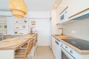 Kühlschrank, Mikrowelle, Ofen, Geschirrspüler