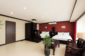1 habitación, caja de seguridad en la habitación y escritorio 
