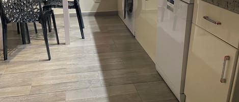 Fridge, oven, stovetop, coffee/tea maker