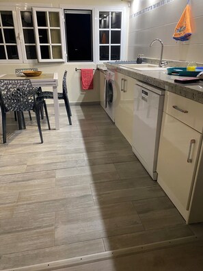 Fridge, oven, stovetop, coffee/tea maker