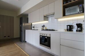 Refrigerador, microondas, horno, placa de cocina