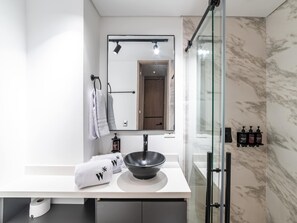 淋浴设施、吹风机、毛巾