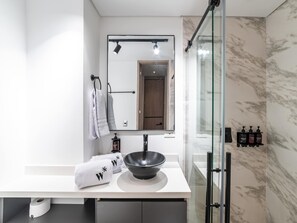 Shower, hair dryer, towels