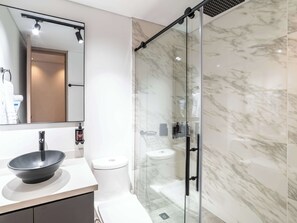 Douche, séchoir à cheveux, serviettes fournies
