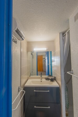 Douche, sĂšche-cheveux, serviettes fournies, savon