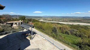 A terrace with a view of a valley and mountains. - Heavens Balcony Meteora (Kalabaka)