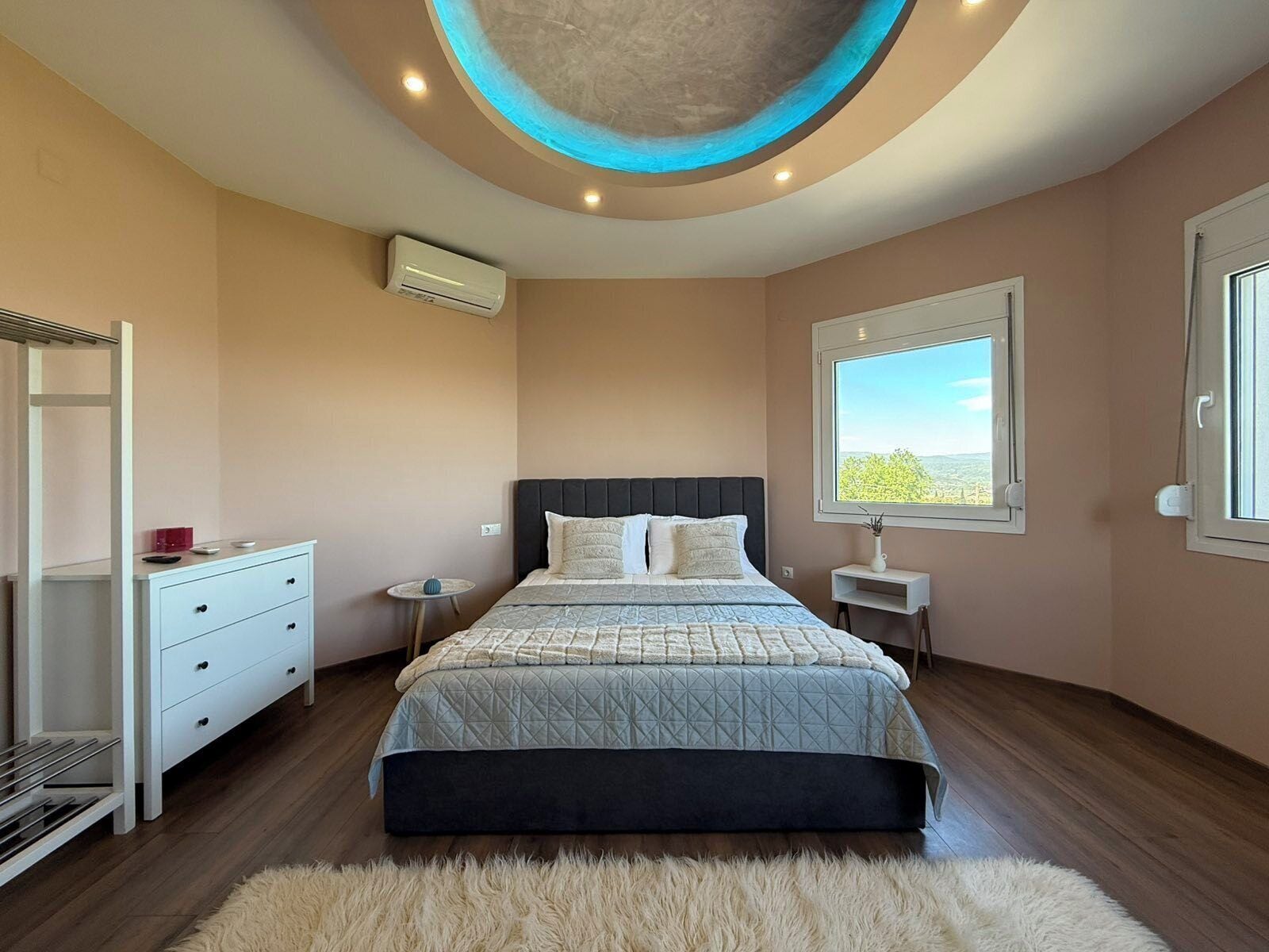 2 bedrooms, iron/ironing board, WiFi