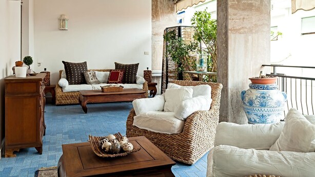 A cozy living room with wicker furniture, a coffee table, and a large decorative vase. - Casa Azul in Sorrento center - My Rental Homes (Sorrento)