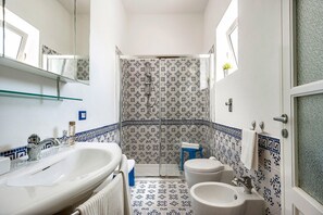 Shower, hair dryer, bidet - Casa Kita with shared pool - My Rental Homes (Marsala)