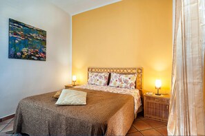 3 habitaciones, tabla de planchar con plancha y cuna de viaje 