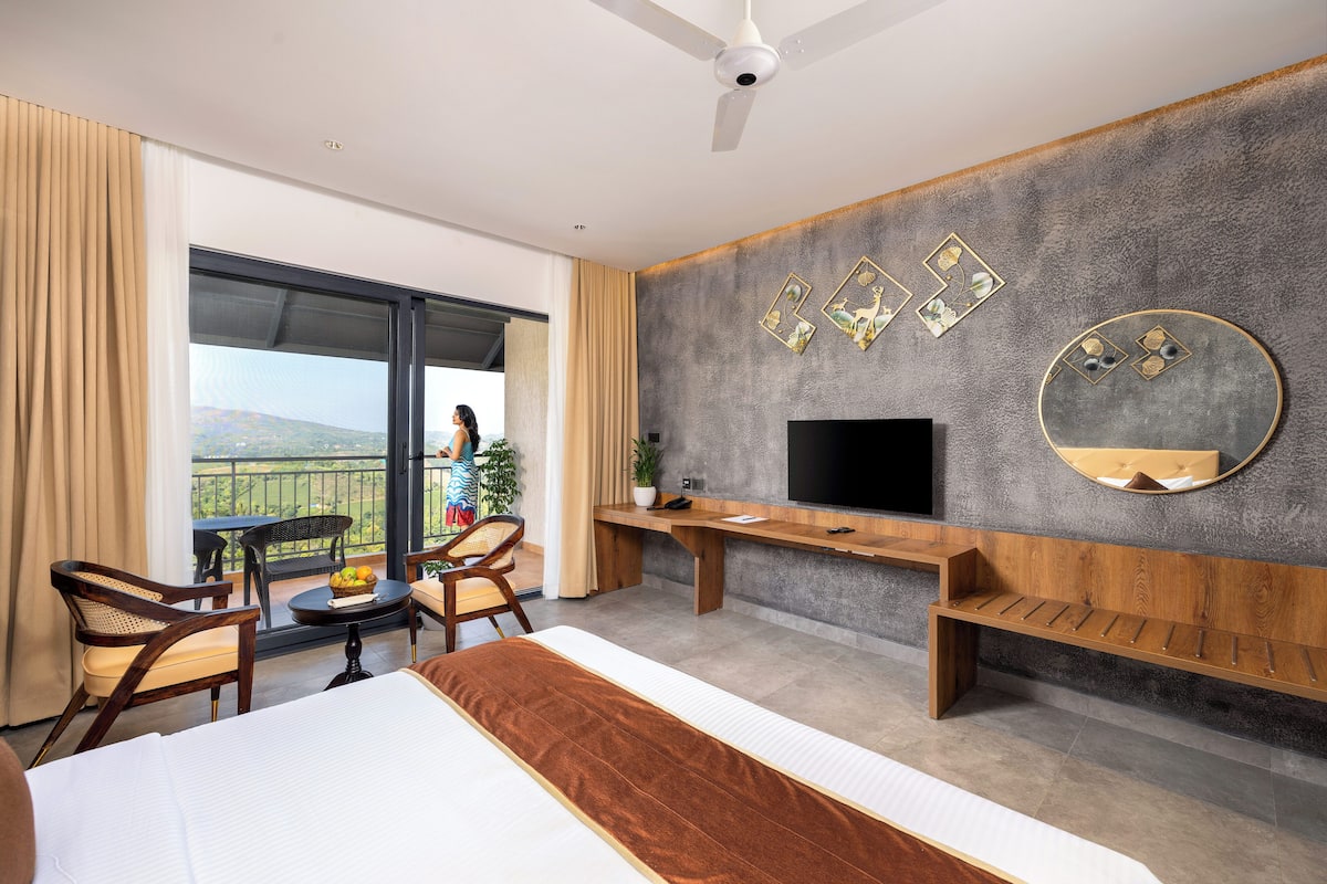 Luxury Suite, Balcony, Mountain View | 1 bedroom, in-room safe, blackout drapes, iron/ironing board