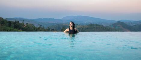 Piscine extérieure, parasols de plage, chaises longues