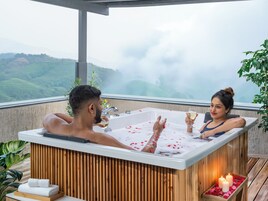 Honeymoon Suite, Balcony, Mountain View | Deep soaking bathtub