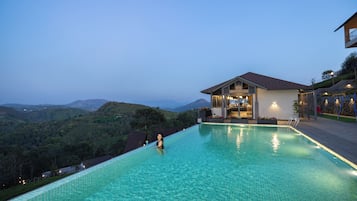 Piscina externa, funciona das 8h às 18h, guarda-sóis, espreguiçadeiras
