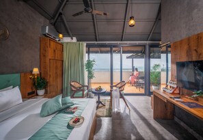 Honeymoon Suite, Balcony, Mountain View | 1 bedroom, in-room safe, blackout drapes, iron/ironing board - Elysian Vale (Peermade)