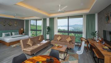 Plantation Retreat Suite | 1 bedroom, in-room safe, blackout curtains, iron/ironing board