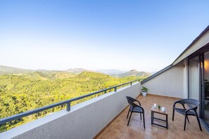 Suíte lua de mel, sacada, vista para a montanha | Vista da sacada