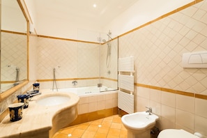 Douche, séchoir à cheveux, bidet