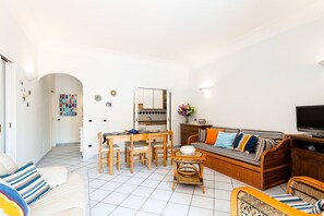 TV, fireplace - My Rental Homes - Casa Dorothea with sea view and shared pool and large terrace (Positano)