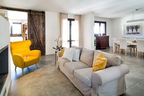 Télévision, cheminée, chaîne hi-fi