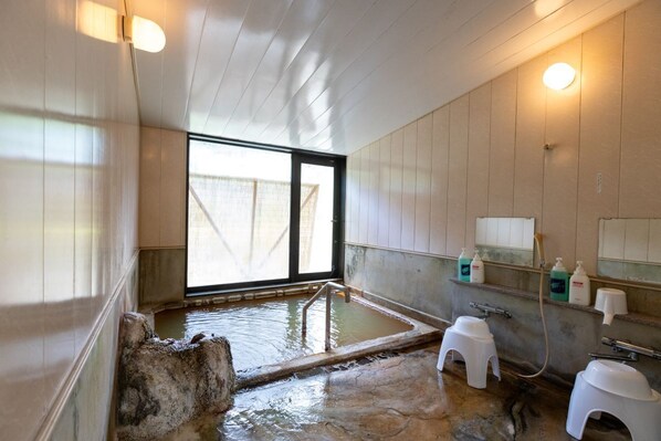 Serviettes fournies, shampoing, papier toilette