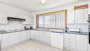 Réfrigérateur, four à micro-ondes, un four, surface de cuisson