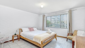 4 bedrooms, bed sheets